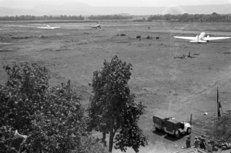 Overzicht van het vliegveld te Djokja vanuit de Control Tower, Bestanddeelnr 5126