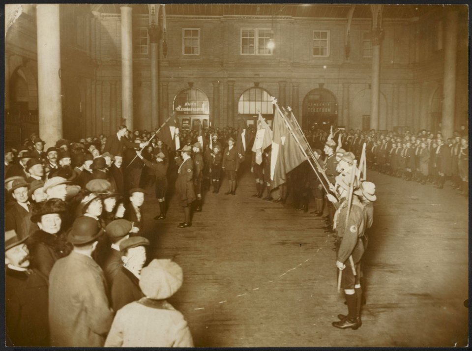 Padvinders ceremonie bij kunstlicht met grote publieke belangstelling - overhand, Bestanddeelnr 158-2102