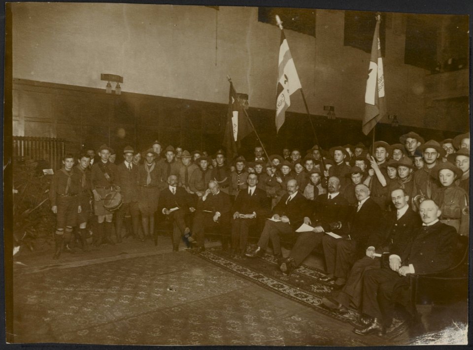 Padvinders ceremonie - ontvangst door notabelen in een zaal., Bestanddeelnr 158-2107