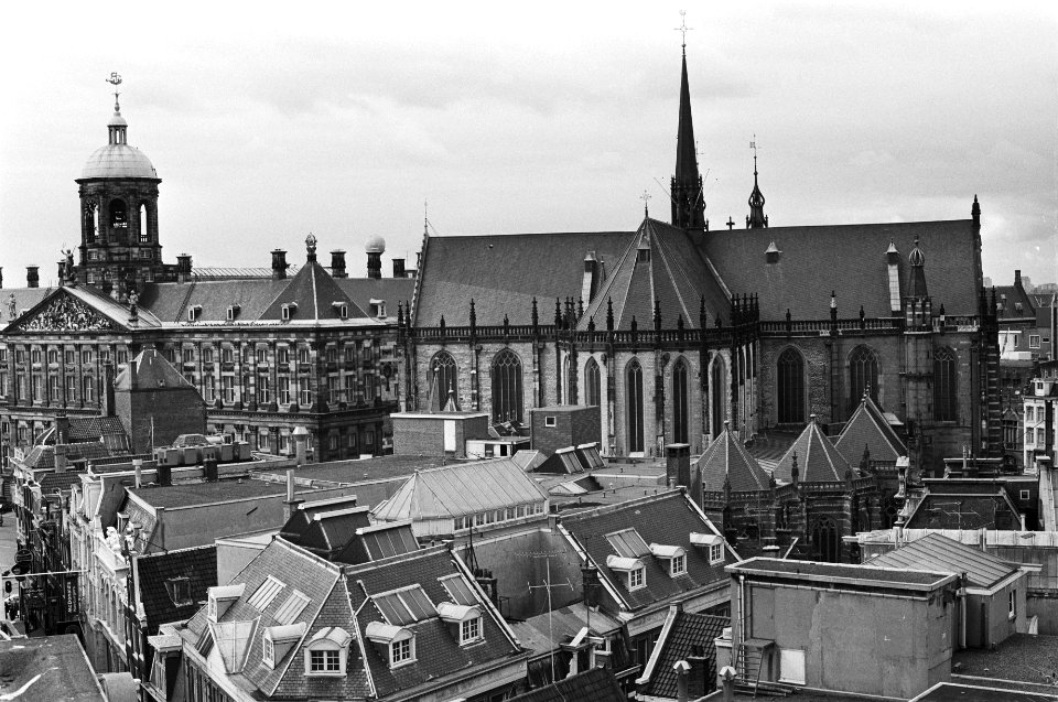 Overzichten Nieuwe Kerk en Paleis op de Dam links het Paleis op de Dam , recht, Bestanddeelnr 930-7843
