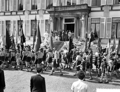 Padvinders trekken voorbij het bordes, Bestanddeelnr 911-2020