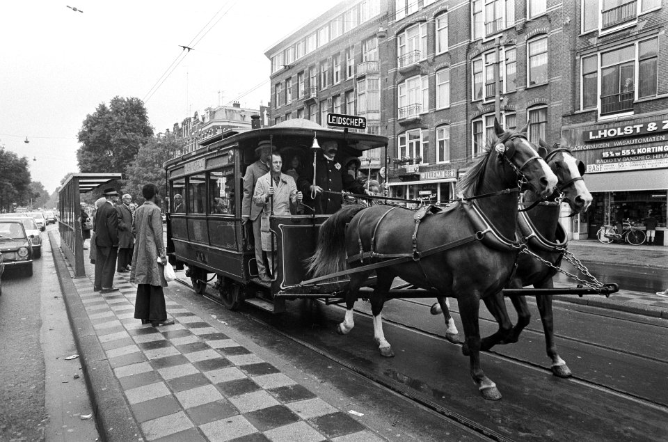 Paardentram bij een tramhalte, Bestanddeelnr 927-9903