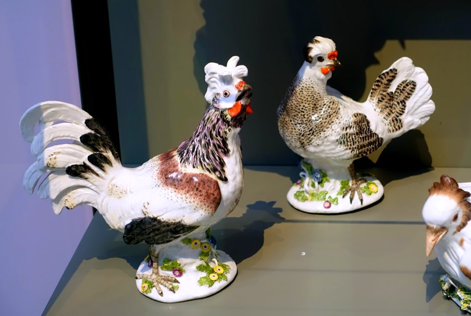 Paduan cock and hen, Johann Joachim Kaendler, Meissen Porcelain Factory, c. 1742, hard-paste porcelain - Wadsworth Atheneum - Hartford, CT - DSC05438