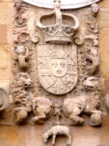 Oviedo - Catedral, escudo sobre la puerta exterior de la Capilla de N. S. del Rey Casto