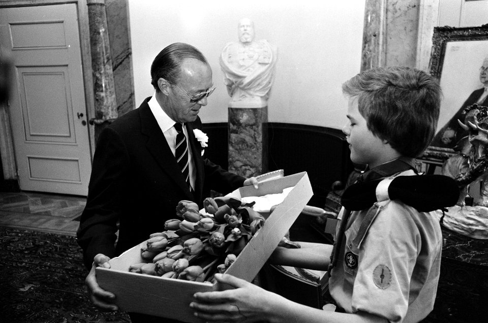 Padvinders bieden Prins Bernhard dassen aan op Paleis Soestdijk Prins Bernhard, Bestanddeelnr 927-8880