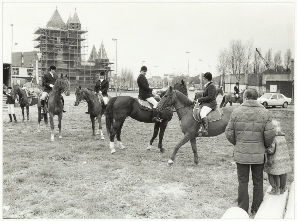 Paarden bij de Amsterdamse Poort, wachtend voor de braderie. NL-HlmNHA 54025863