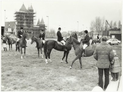 Paarden bij de Amsterdamse Poort, wachtend voor de braderie. NL-HlmNHA 54025863