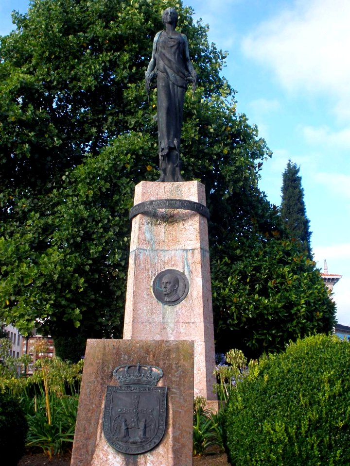Oviedo - Plaza de España, Monumento a Franco 3
