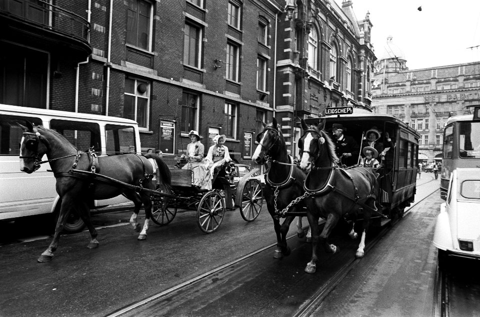 Paardentram passeert een koets, Bestanddeelnr 927-9902
