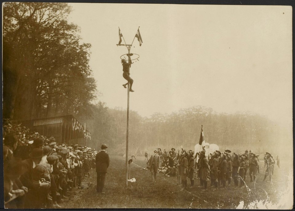 Padvinders houden een mastklimwedstrijd onder grote publieke belangstelling., Bestanddeelnr 158-2151