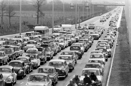 Paasdrukte bij doorlaatpost Berg bij Zevenaar, autos zes rijen dik, Bestanddeelnr 919-0112