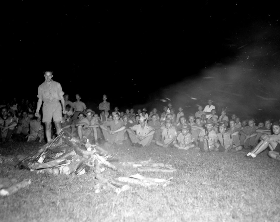 Padvinders rond een kampvuur, Bestanddeelnr 10855