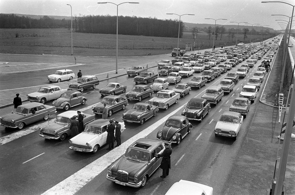 Paasdrukte bij doorlaatpost Berg bij Zevenaar, autos zes rijen dik, Bestanddeelnr 919-0115