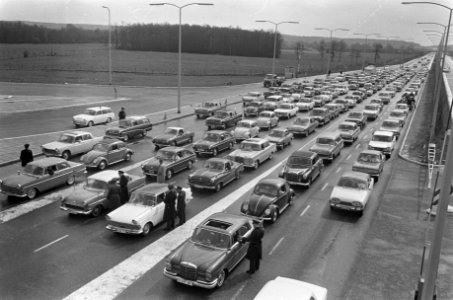 Paasdrukte bij doorlaatpost Berg bij Zevenaar, autos zes rijen dik, Bestanddeelnr 919-0115