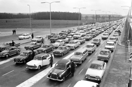 Paasdrukte bij doorlaatpost Berg bij Zevenaar, autos zes rijen dik, Bestanddeelnr 919-0110