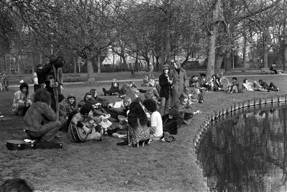 Paasdrukte, hippies in Vondelpark, Bestanddeelnr 926-3625
