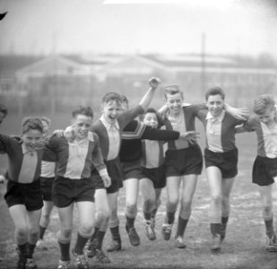 Paascompetitie schoolvoetbal springende en juichende jongens, Bestanddeelnr 913-7883