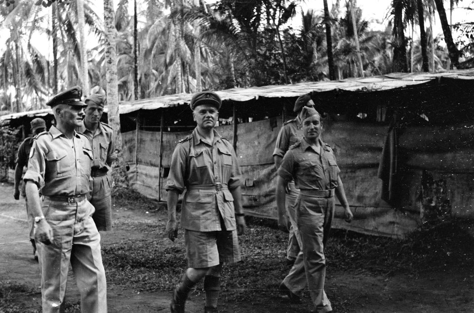Padang U-Brigade generaal Kruls en kolonel JW Sluyter tijdens een rondgang, Bestanddeelnr 4962