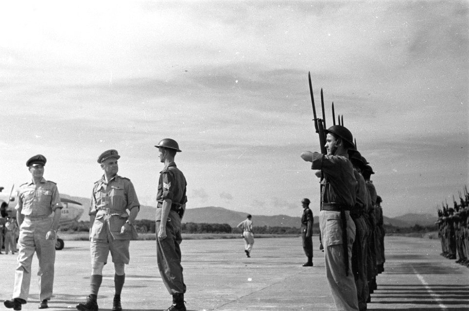 Padang U-Brigade Generaal Kruls inspecteert de erewacht op het vliegveld Li, Bestanddeelnr 4959