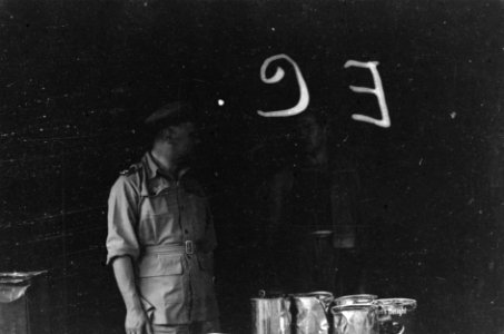 Padang U-Brigade generaal Kruls in een tent van een kampenement mislukte…, Bestanddeelnr 4963