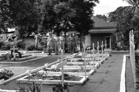 Padang U-Brigade generaal Kruls en kolonel JW Sluyter op een ereveld of be, Bestanddeelnr 4969