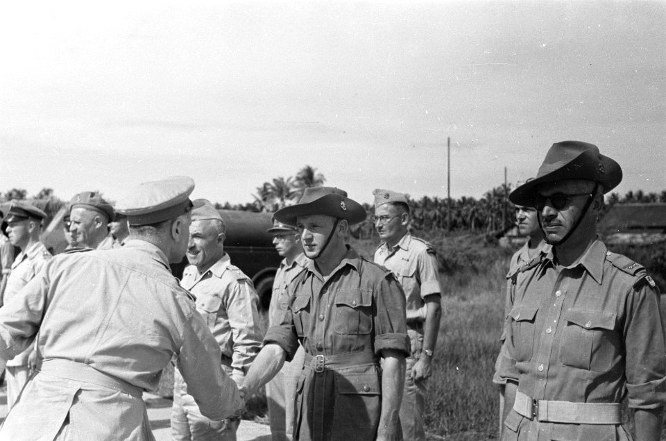 Padang U-Brigade Op het vliegveld schudt generaal Kruls de hand van een jong, Bestanddeelnr 4961
