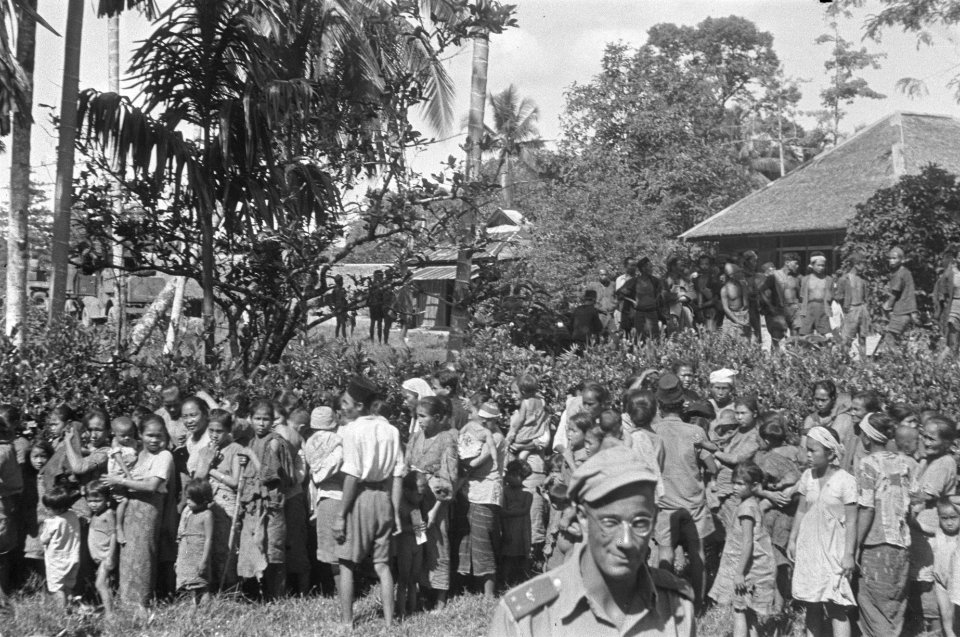 Padang Een groep van 4000 Christen-Niassers was door de TNI geinterneerd in een, Bestanddeelnr 323-1-4