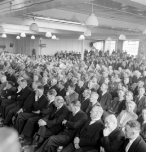 Overzicht van zittende genodigden in een zaal, Bestanddeelnr 255-8444