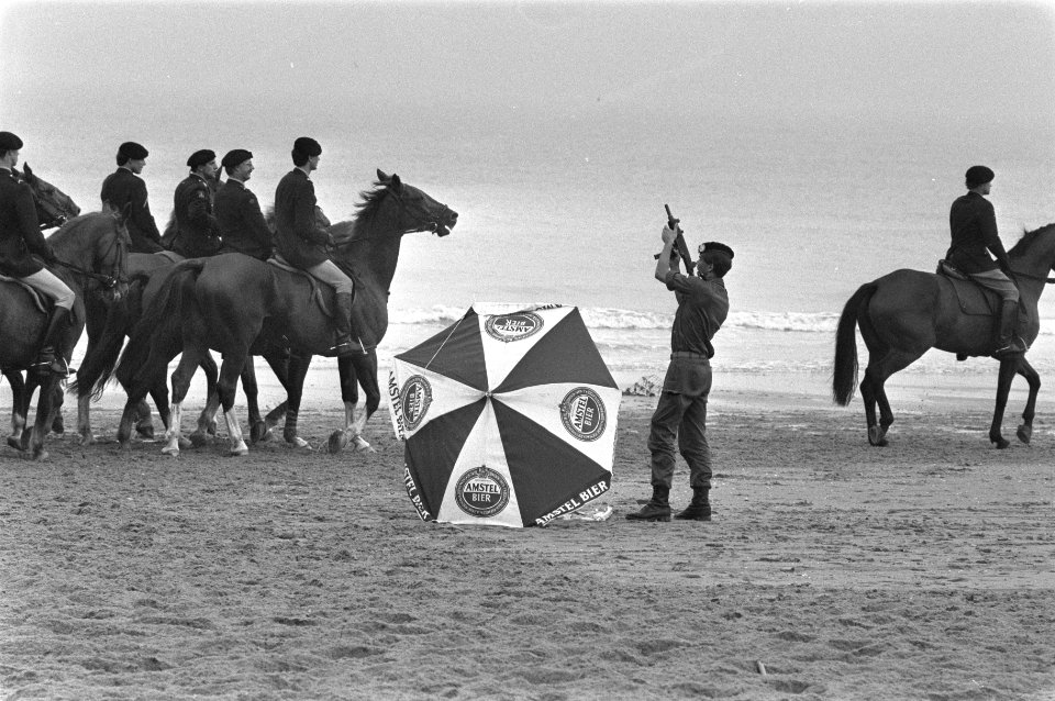Paarden oefenen op strand Scheveningen voor Prinsjesdag, Bestanddeelnr 933-0797