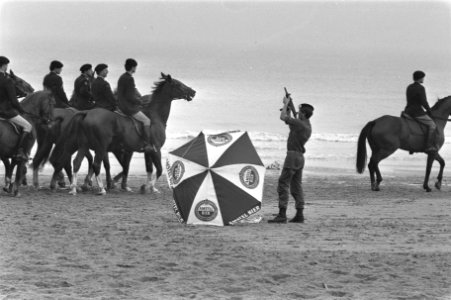 Paarden oefenen op strand Scheveningen voor Prinsjesdag, Bestanddeelnr 933-0797