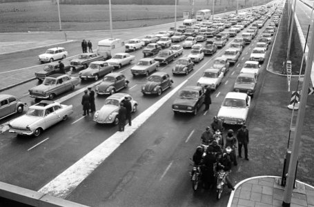 Paasdrukte bij doorlaatpost Berg bij Zevenaar, autos zes rijen dik, Bestanddeelnr 919-0111