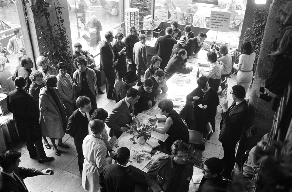 Paasdrukte bij Amsterdamse VVV, dames achter balie met vele toeristen, Bestanddeelnr 919-0109