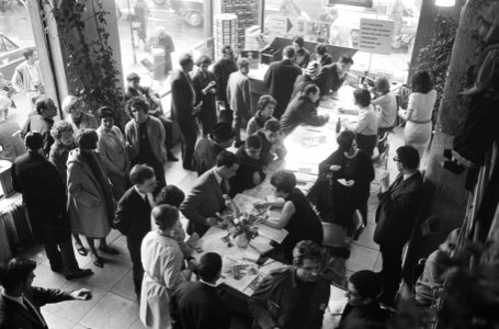 Paasdrukte bij Amsterdamse VVV, dames achter balie met vele toeristen, Bestanddeelnr 919-0109