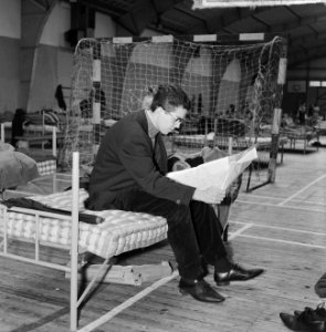 Paasdrukte, sporthal Zuid oude RAI ingericht als slaapzaal overzicht, Bestanddeelnr 917-6614