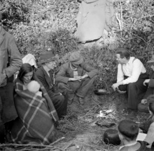 Paddy Rush (met wit hemd) vertelt temidden van mannen, vrouwen en kinderen, Bestanddeelnr 191-0816 photo