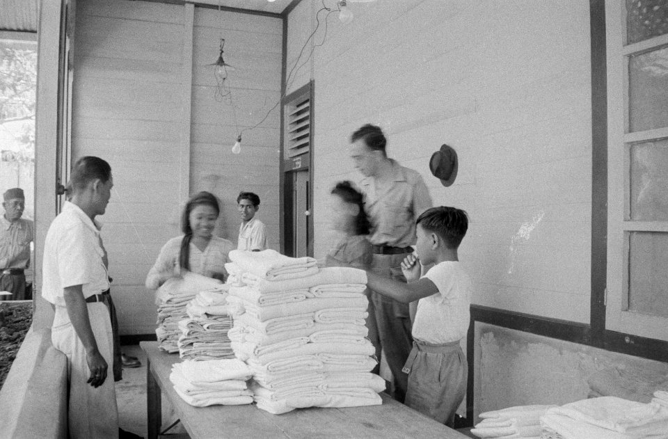 Padang De indonesische bevolking in de bevrijde gebieden werd in erbarmelijke t, Bestanddeelnr 364-3-3