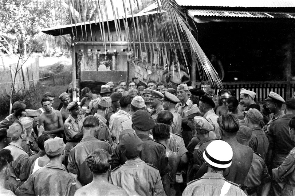 Padang U-Brigade Generaal Kruls spreekt met oorlogsvrijwilligers van het bat, Bestanddeelnr 4941