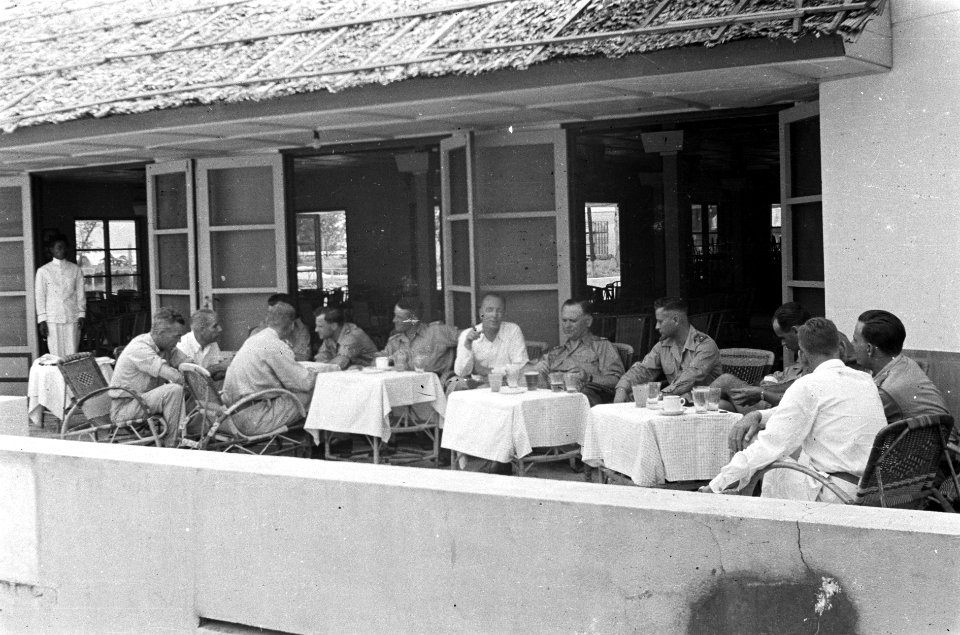 Padang U-Brigade generaal Kruls en gezelschap tijdens een pauze op een veran, Bestanddeelnr 4974
