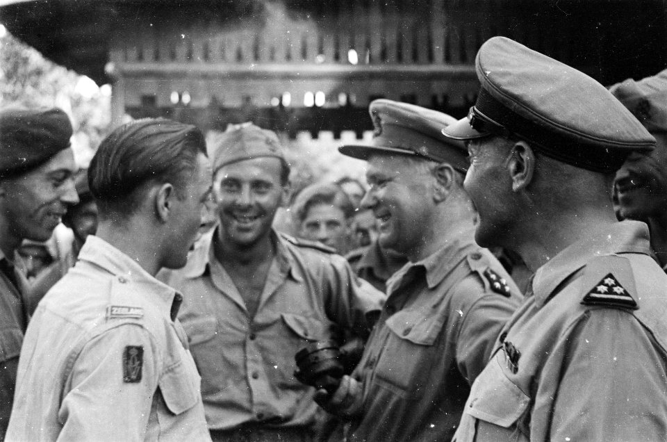 Padang U-Brigade Generaal Kruls spreekt met oorlogsvrijwilligers van het bat, Bestanddeelnr 4940