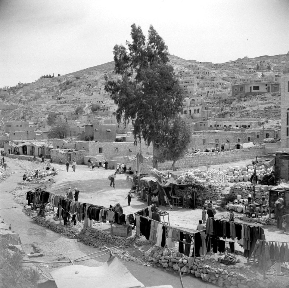 Overzicht van een kledingmarkt aan de rand van de stad Amman, Bestanddeelnr 255-5028
