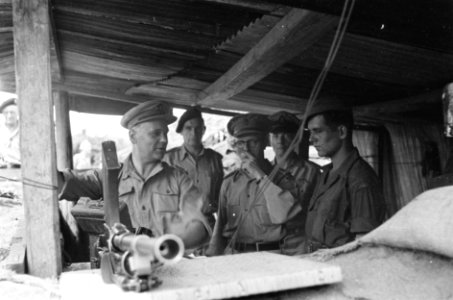 Padang U-Brigade generaal Kruls in een wacht- of observatiepost, Bestanddeelnr 4965