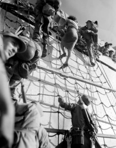 OWV-ers oorlogsvrijwilligers klimmen vanuit de LCT aan boord van de Boissevain, Bestanddeelnr 10247