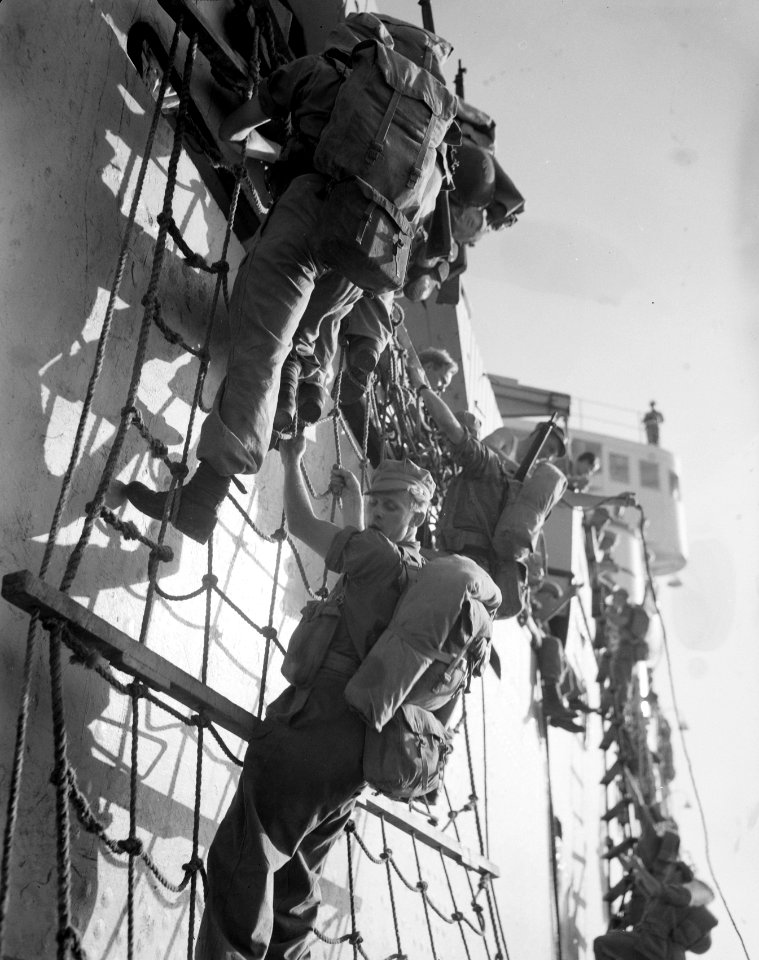 OWV-ers oorlogsvrijwilligers klimmen vanuit de LCT aan boord van de Boissevain, Bestanddeelnr 10246
