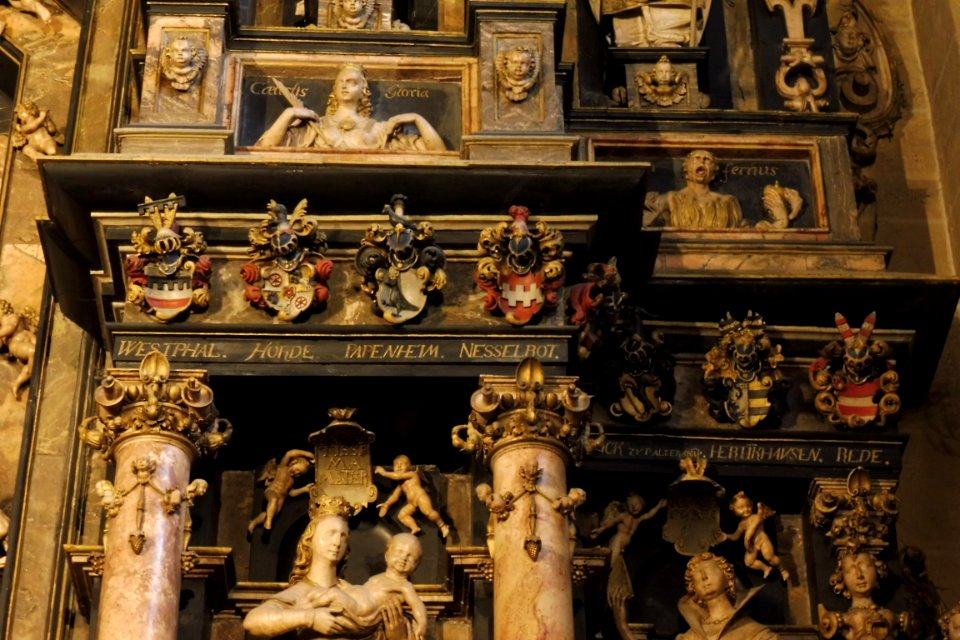 Paderborn - Dom - Fürstenberg Grabmal - Wappen rechts