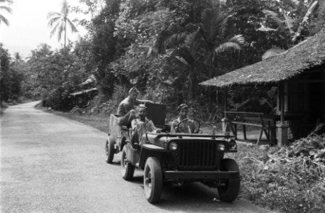 Padang Een Jeep met aanhanger en drie militairen, Bestanddeelnr 1924
