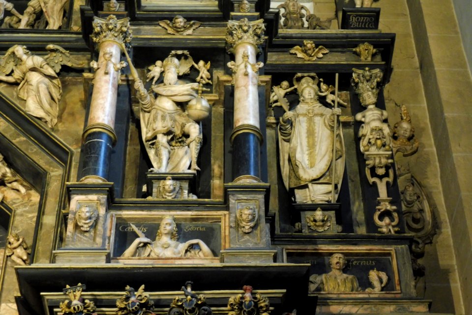 Paderborn - Dom - Fürstenberg Grabmal - Statuen rechts oben