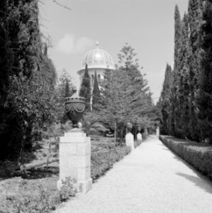 Paden met versieringen erlangs in de perzische tuin van de Bahai Temple (Bahá’í , Bestanddeelnr 255-2097