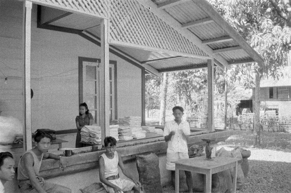 Padang De indonesische bevolking in de bevrijde gebieden werd in erbarmelijke t, Bestanddeelnr 364-3-1