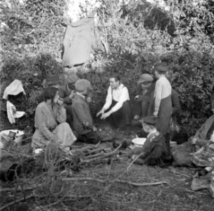 Paddy Rush (met wit hemd) vertelt temidden van mannen, vrouwen en kinderen, Bestanddeelnr 191-0815 photo