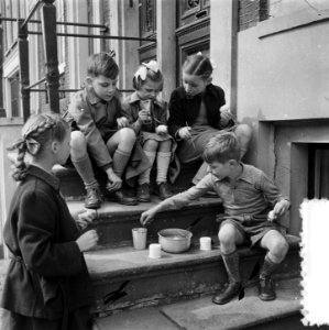 Paaseieren schilderen door Amsterdamse jeugd, Bestanddeelnr 906-3973